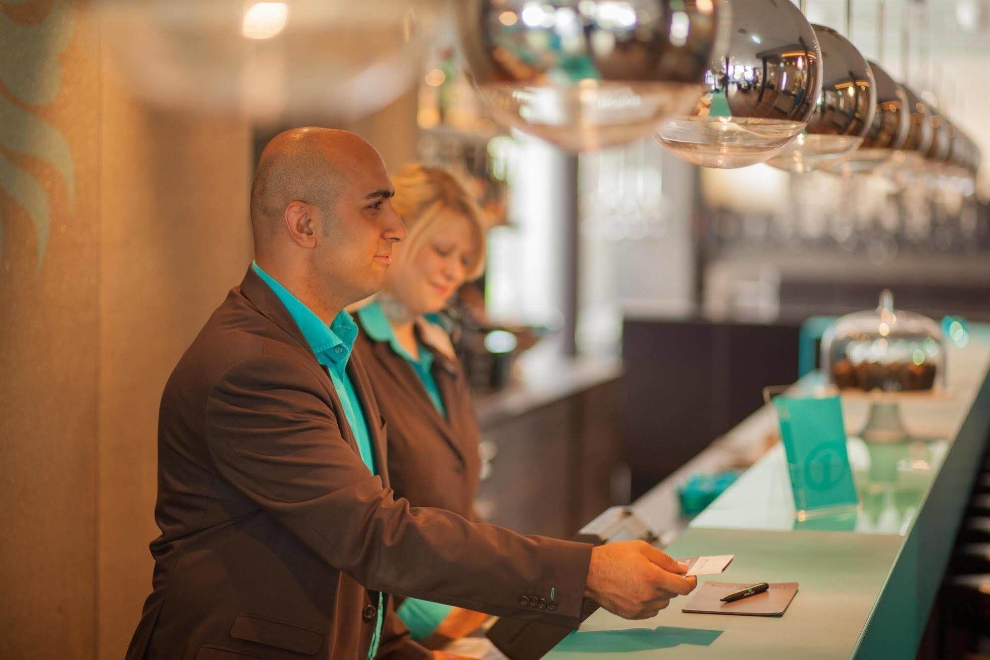Motel One Frankfurt-Eastside Frankfurt nad Menem Zewnętrze zdjęcie